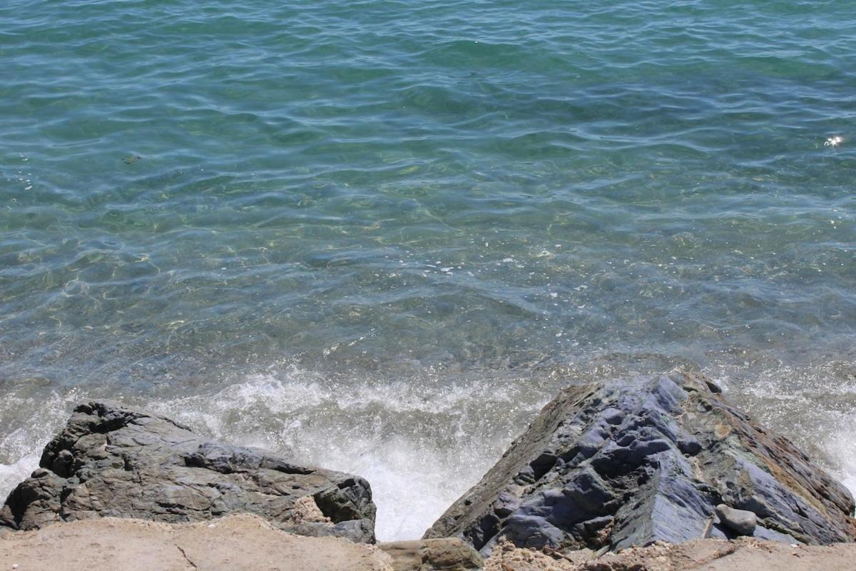 サン・ニコラオ Bord de mer, pieds dans l'eau, vue panoramiqueヴィラ エクステリア 写真