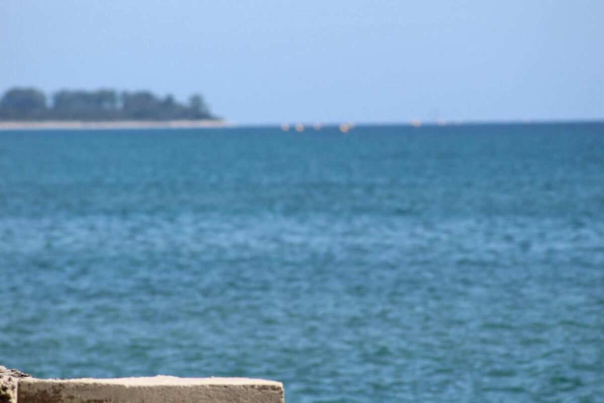 サン・ニコラオ Bord de mer, pieds dans l'eau, vue panoramiqueヴィラ エクステリア 写真